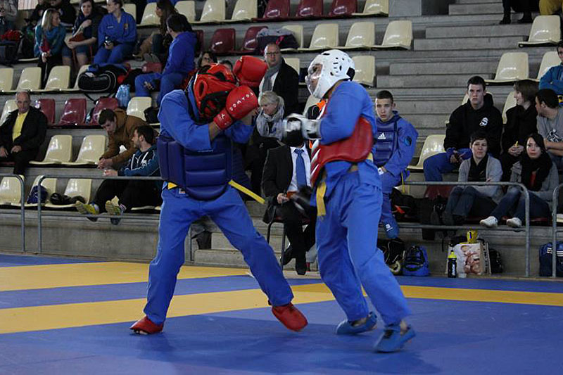 Catégorie Combat – Mehdi Boukhriss (plastron rouge) © Isabelle Fabrice